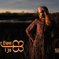 Na zdjęciu kobieta z wiankiem na głowie na tle zarośniętego jeziorka. Po lewej stronie napis Ewa i ja.