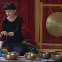 zdjęcie kobiety na tle gongu