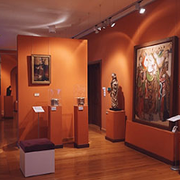 zdjęcie z wystawy "Jan z Lubrańca"; na zdjęciu widoczne obrazy, rzeźby oraz mniejsze eksponaty