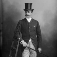 Czarno-biała fotografia elegancko ubranego mężczyzny w cylindrze.