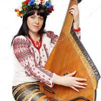 Na zdjęciu kobieta w stroju ludowym grająca na bandurze.