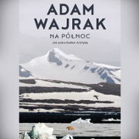 Okładka książki Adama Wajraka "Na północ. Jak pokochałem Arktykę" utrzymana w biało-błękitnej kolorystyce. To arktyczny pejzaż z ośnieżonym górskim szczytem, pokrytą krą wodą i zwałami śniegu. W centrum obrazu wędrujący po krze niedźwiedź polarny, nad nim ptak. W górnej części okładki napisane dużymi czarnymi literami nazwisko autora, niżej nieco mniejszymi - tytuł książki.
