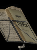 Zdjęcie zeszytu z nutami na statywie.