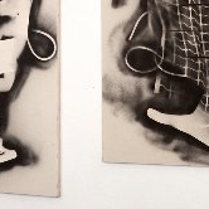 Zdjęcie przedstawia dwa zdjęcia należące do wystawy. Zdjęcia są w kolorach beżowo-szaro-czarnych.