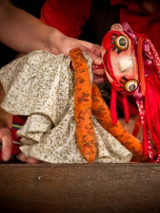 Zdjęcia maskotki ze spektaklu.