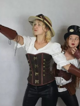 Zdjęcie aktorów w trakcie spektaklu.