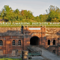 Widok na wejście do Fortu III, na środku napis: "Poznańskie Towarzystwo Przyjaciół Fortyfikacji".