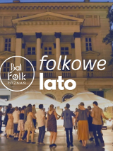 Grupa ludzi na placu Wolności zebrana w kole, są zwróceni tyłem do obiektywu. Z boku po prawej kilka osób siedzi na leżakach.