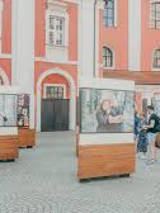 Na zdjęciu fragment wystawy na Placu Kolegiackim.