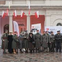 Na zdjęciu budynek muzeum z grupą rekonstrukcyjną Powstańców Wielkopolskich.