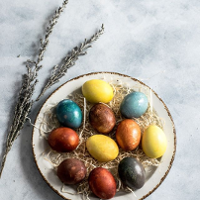 Kolorowe jajka wielkanocne na ozdobnym talerzu