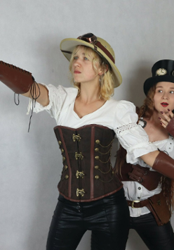 Na zdjęciu są dwie kobiety, które podróżują w czasie.