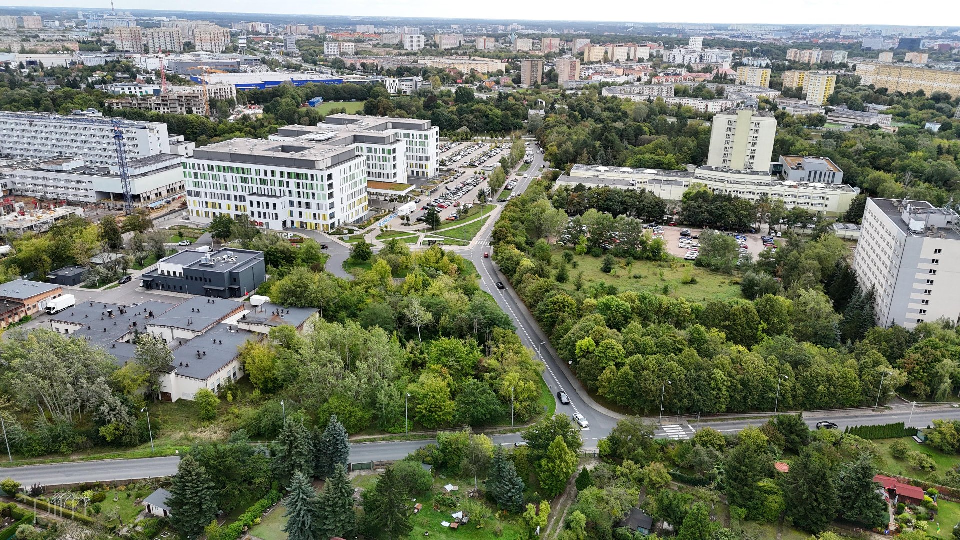 Zdjęcie pokazujące teren, po którym przebiegnie trasa tramwajowa na ul. Wrzoska