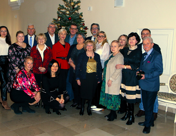 Zdjęcie przedstawia członków Miejskiej Rady Seniorów oraz dyrektora Centrum Inicjatyw Senioralnych na tle choinki.