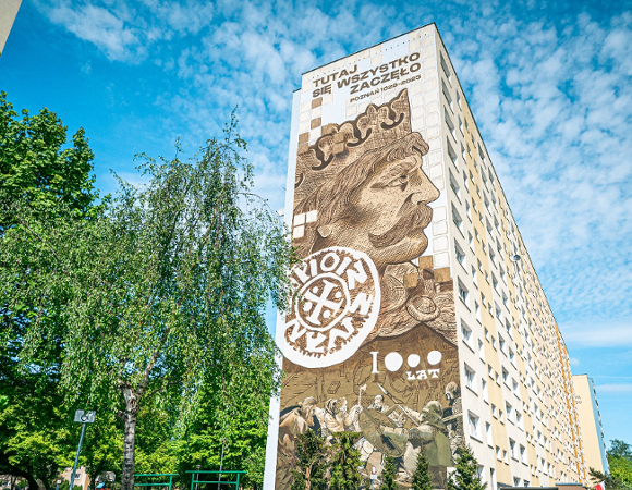 Zdjęcie przedstawia duży mural z podobizną Bolesława Chrobrego umieszczony na ścianie bloku.