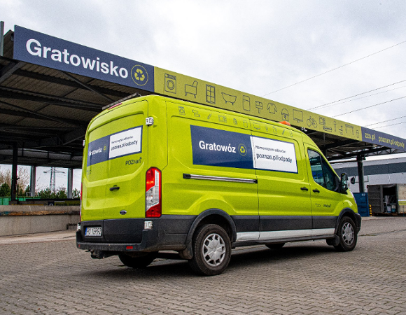 Zdjęcie przedstawia Gratowóz, specjalnie oznakowany samochód do zbiórki odpadów problematycznych