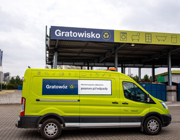 Zdjęcie przedstawia Gratowóz, specjalnie oznakowany samochód do zbiórki odpadów problematycznych
