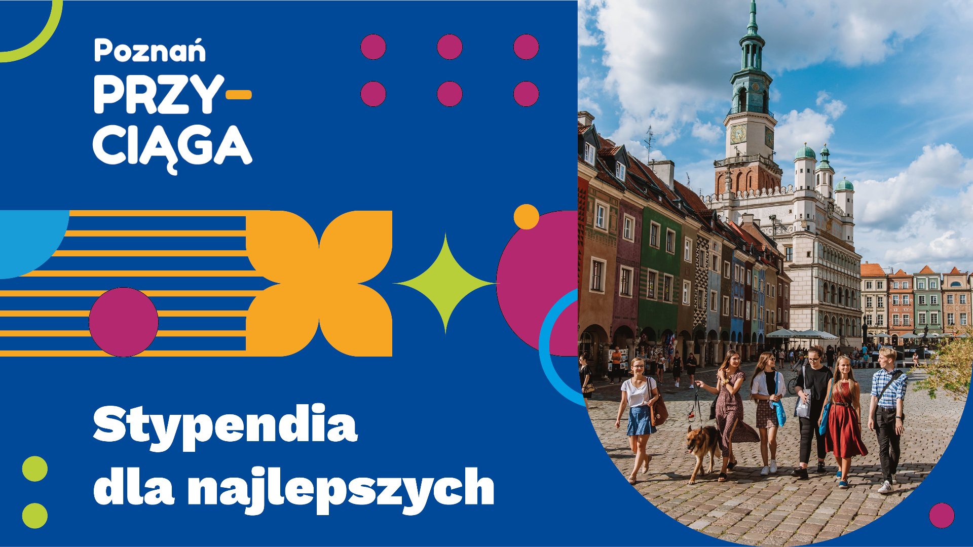 Stypendia Miasta Poznania dla laureatów i finalistów olimpiad przedmiotowych zdjęcie przedstawia grupę młodych osób idących przez Stary Rynek w Poznaniu, na tle Ratusza