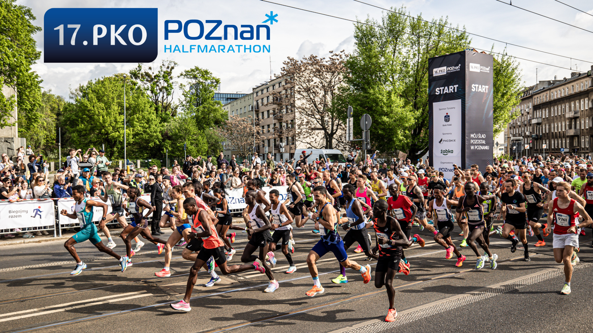 17.PKO Poznań Półmaraton, fot. K. Berda Zdjęcie przedstawia grupę uczestników półmaratonu w biegu na poznańskiej ulicy