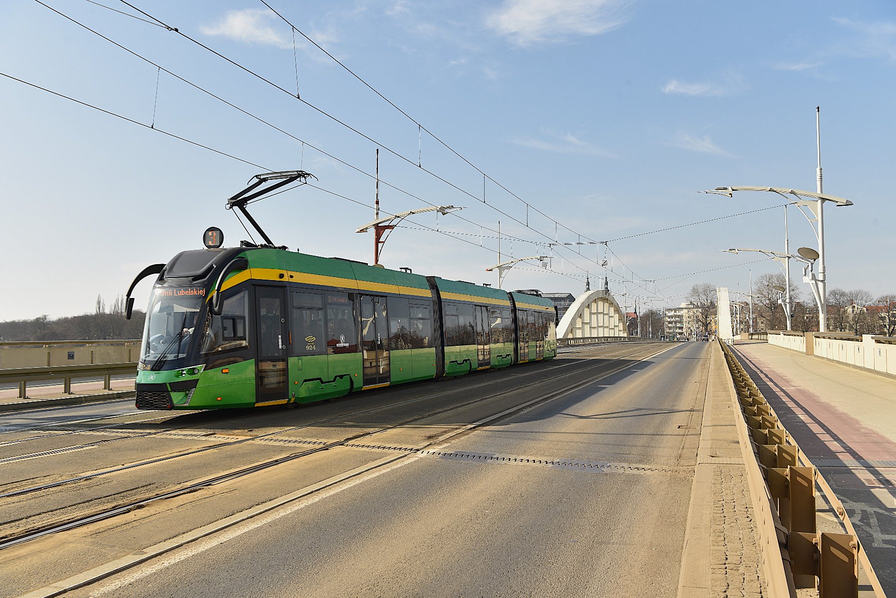 Zmiany w komunikacji miejskiej podczas długiego weekendu majowego, fot. poznan.pl Zdjęcie przedstawia jadący przez Most Św. Rocha w Poznaniu tramwaj numer 3