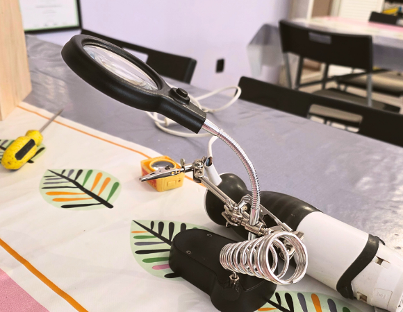 Zdjęcie przedstawia lupę służącą do naprawy