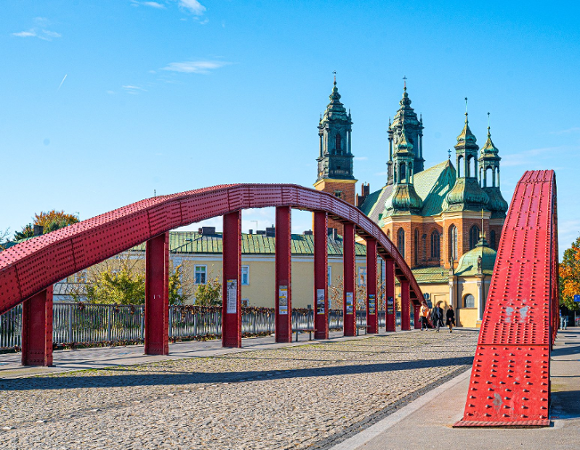 Zdjęcie przedstawia most Jordana i poznańską katedrę.
