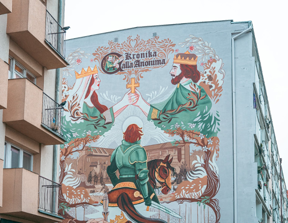 Zdjęcie przedstawia mural na budynku. Na muralu widać między innymi mężczyznę i kobietę w koronie czy mężczyznę na koniu.