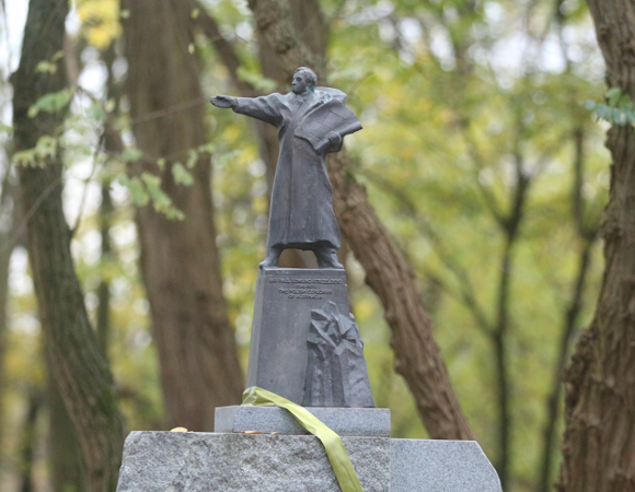 Zdjęcie przedstawia pomnik Pawła Edmunda Strzeleckiego w Głuszynie