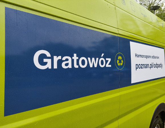 Zdjęcie przedstawia Poznański Gratowóz, czyli specjalnie oznakowany samochód