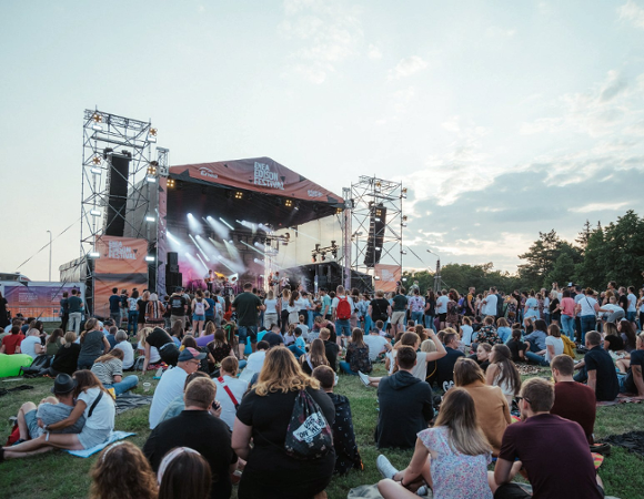 Zdjęcie sceny i ludzi przed nią podczas jednej z poprzednich edycji Edison Festiwalu