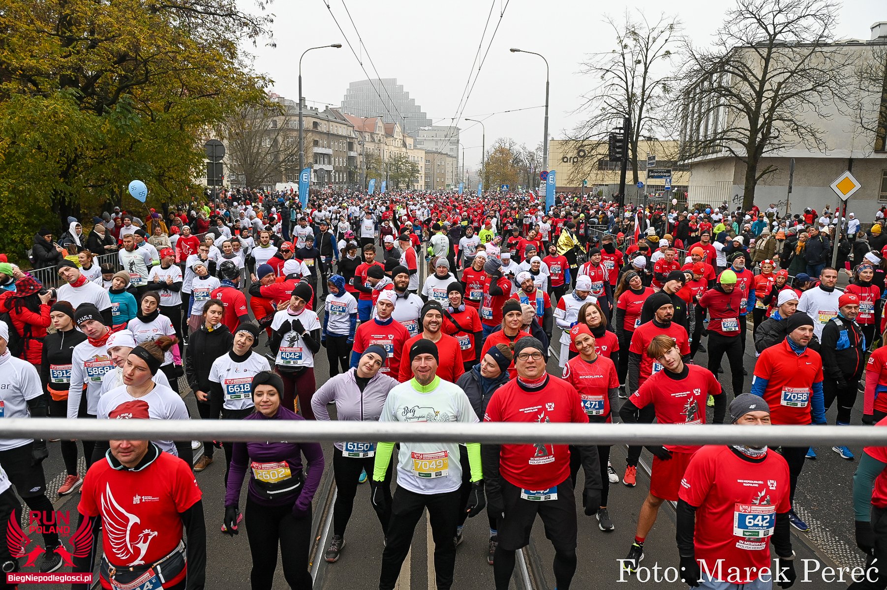 Zdjęcie z Biegu Niepodległości 2024, fot. Marek Pereć - na zdjęciu setki osób w białych i czerwonych strojach, które przygotowują się do startu