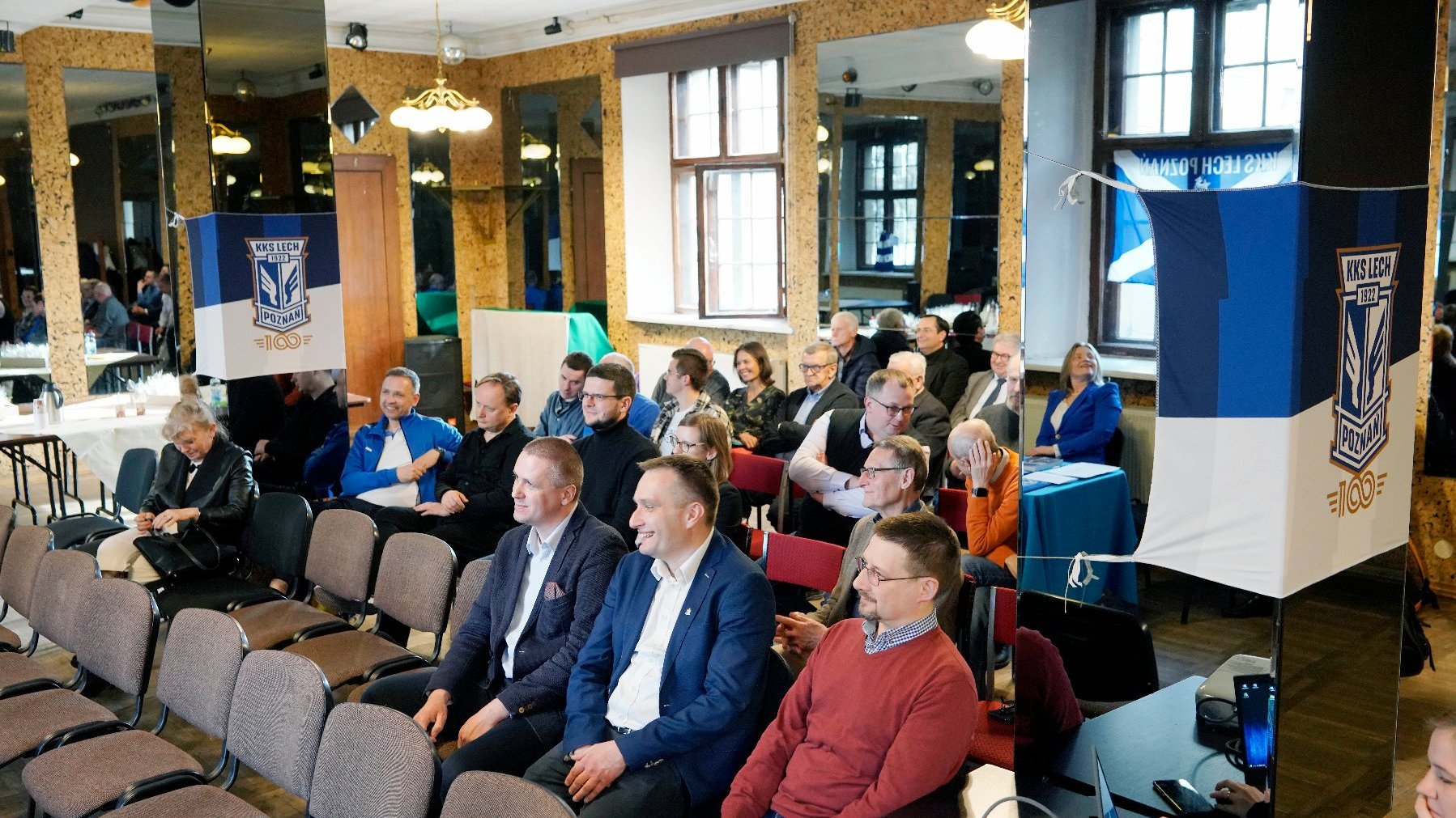 Zdjęcie z promocji Kroniki Miasta Poznania. Zdjęcia przedstawiają przemawiających na wydarzeniu i zaproszonych gości.