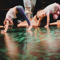 na zdjęciu widoczne dzieci ćwiczące jogę