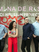 Czworo osób stoi przy betonowej ścianie pokrytej czerwonym graffiti. Trzech mężczyzn i jedna kobieta uśmiechają się i patrzą w jedną stronę. Na górze obrazu widnieje napis w różowo-białym kolorze: "Simona De Rosa, Confusion Project".