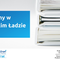 Zdjęcie przedstawia stertę segregatorów i tytuł szkolenia.