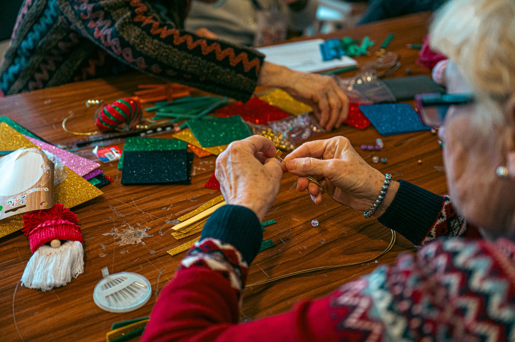 У клубах для літніх людей організовуються численні заняття, зокрема з рукоділля.