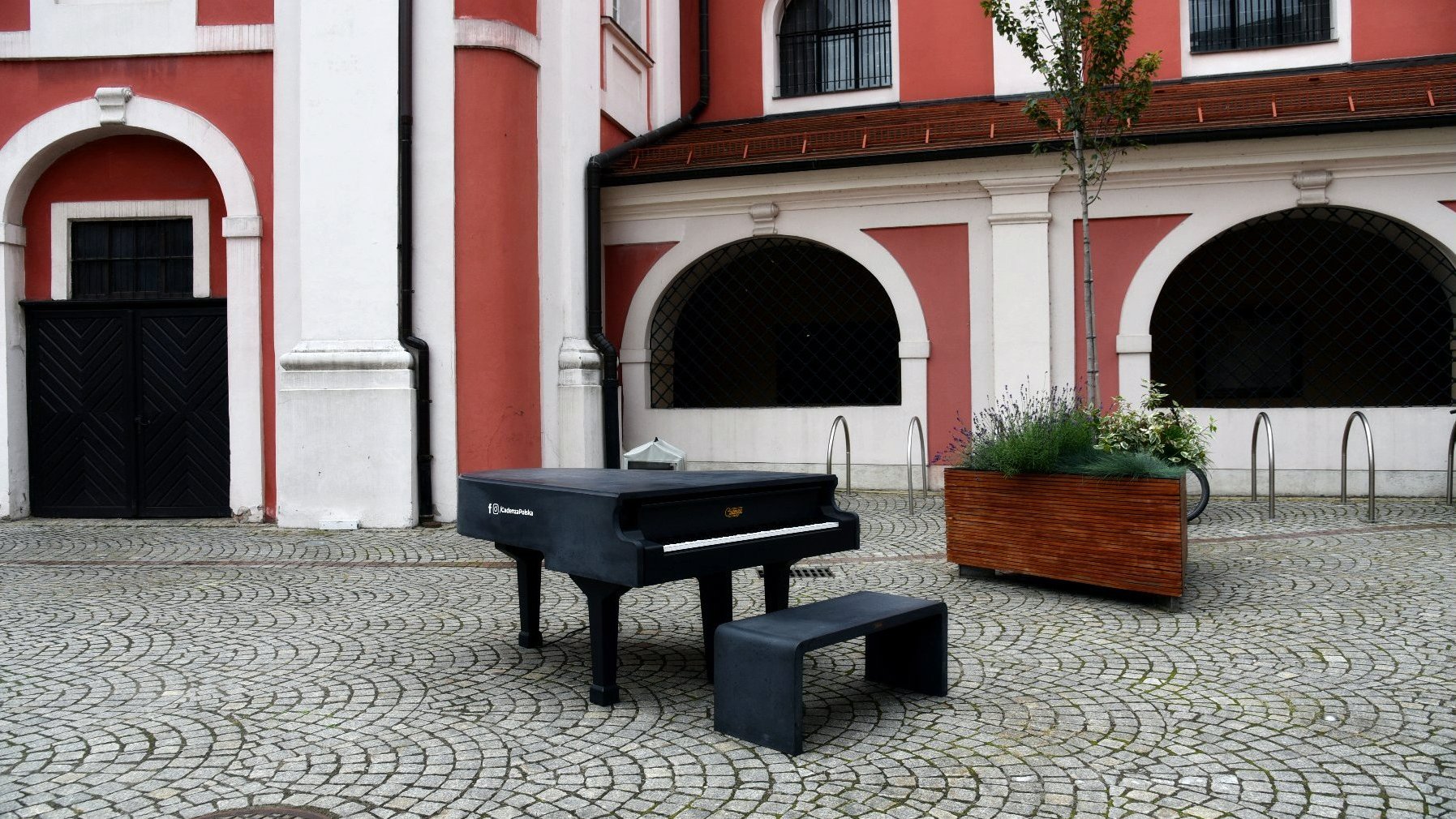 У дворику міської ратуші, на площі Колегіацького, встановили незвичайне вуличне фортепіано - grafika artykułu