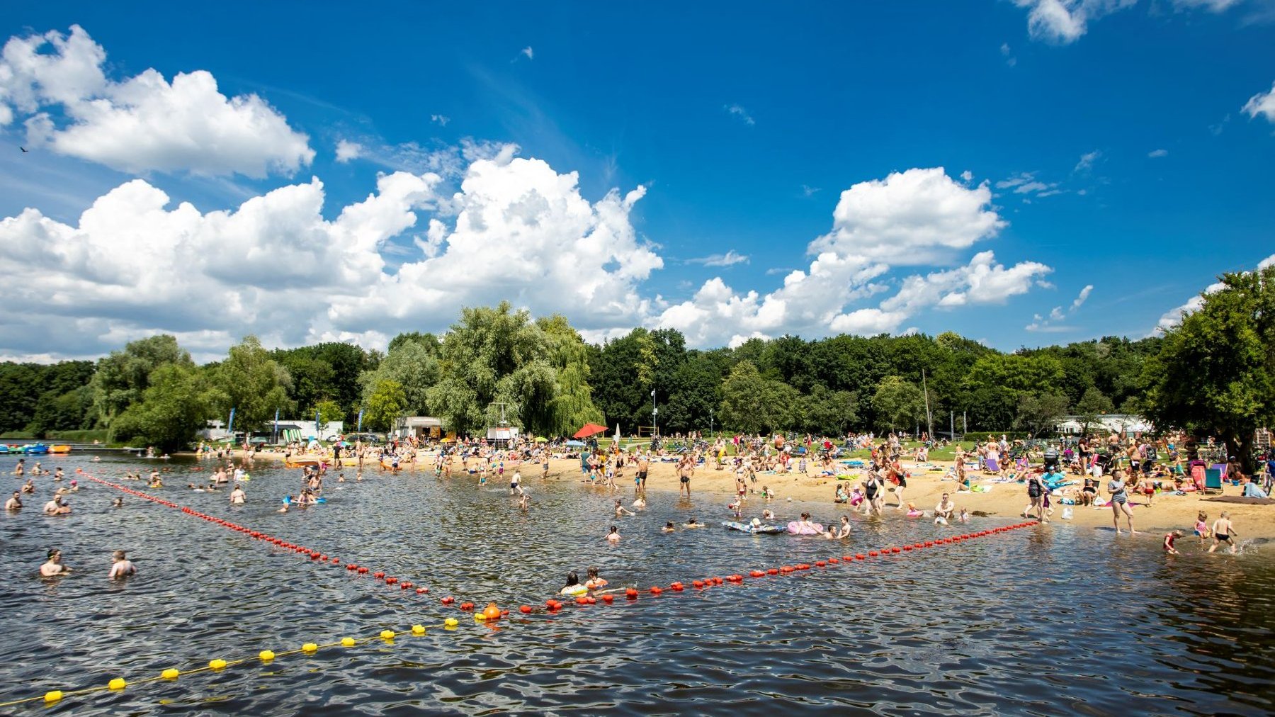 Від суботи, 3 червня, ви зможете користуватися міськими купальнями на озерах у Познані, фото: POSiR/Adam Ciereszko - grafika artykułu