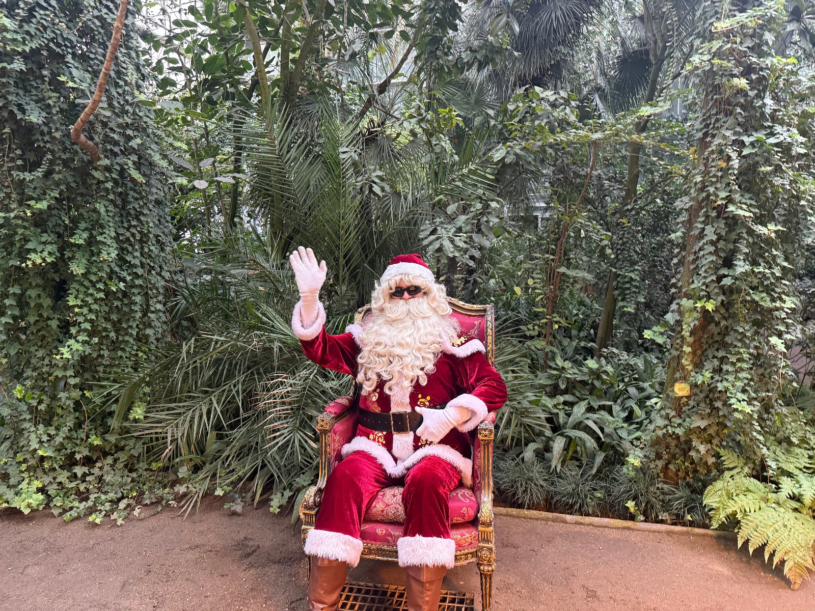 Ilustracja przedstawia świętego Mikołaja siedzącego na krześle