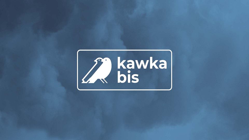 Logo programu Kawka Bis na tle chmur - grafika artykułu