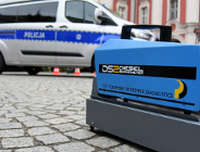 Policja z pomocą specjalistycznego samochodu łapie trucicieli