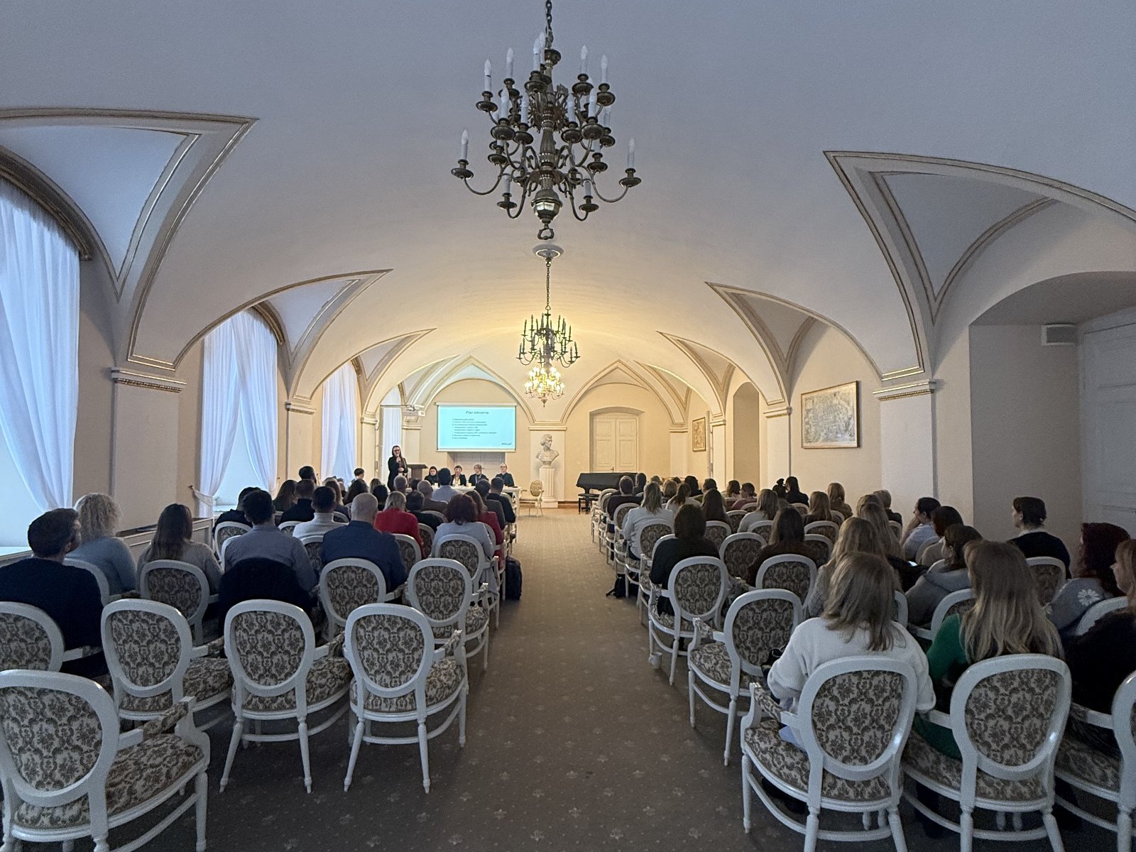 Sala Biała w Urzędzie Miasta Poznania wypełniona słuchającymi ludźmi