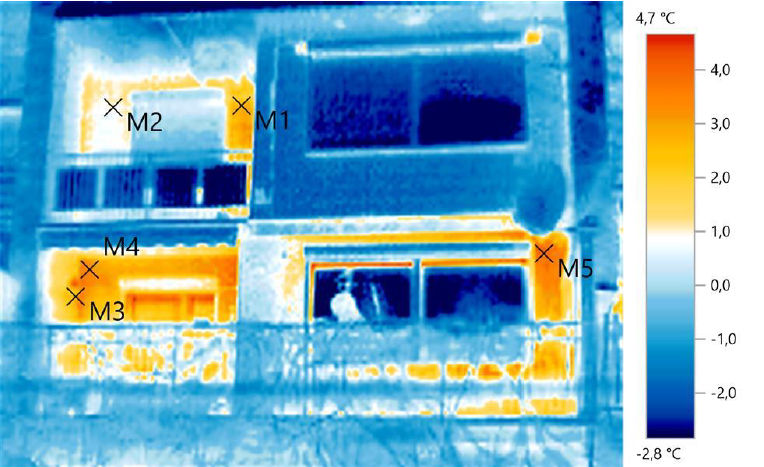 Zdjęcie przedstawia obraz budynku wygerenrowany przez kamerą termowizyjną, na którym widać mostki cieplne, czyli miejsca, najbardziej narażone na utratę energii.