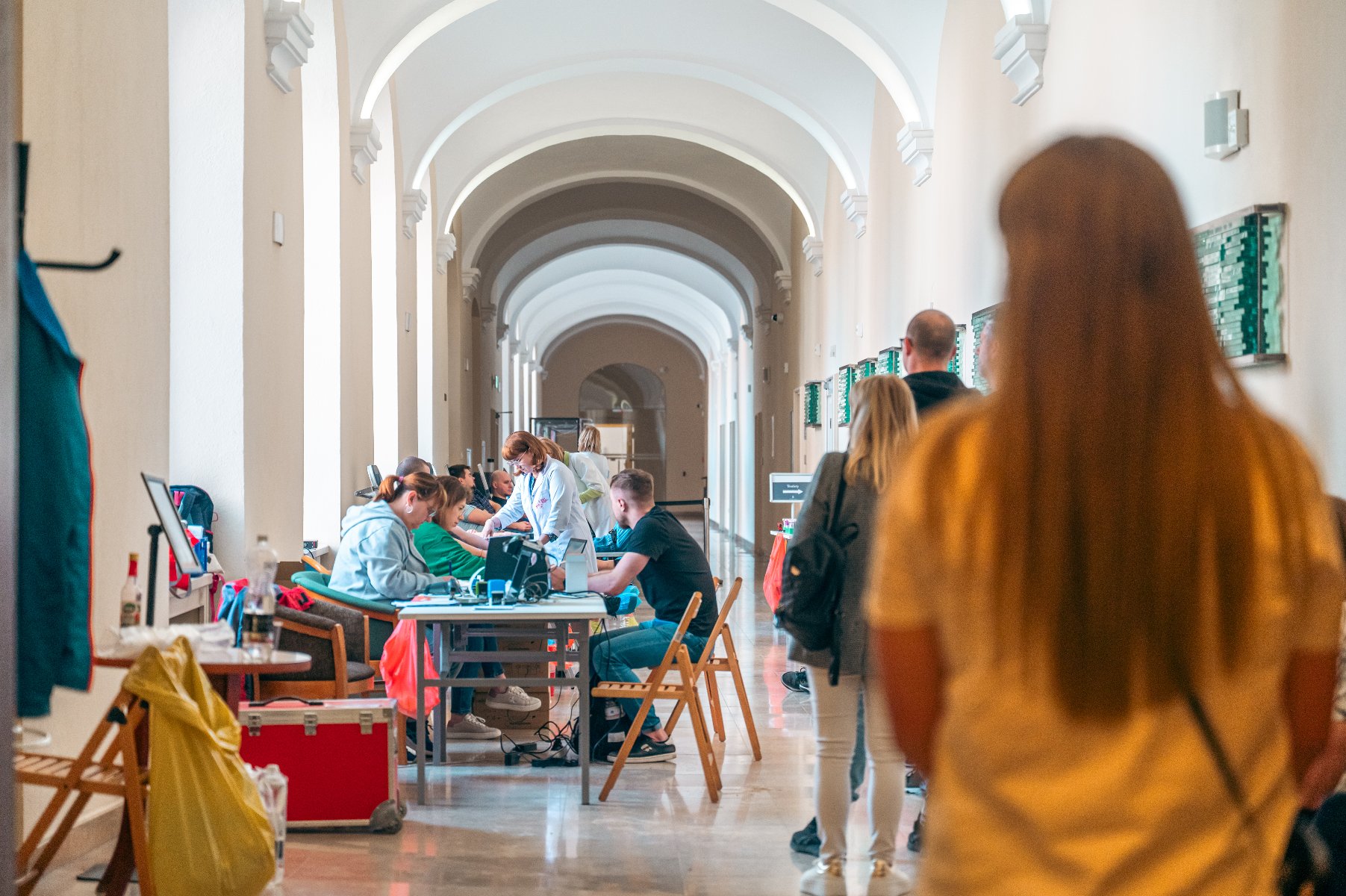 Na zdjęciu człowiek oddający krew, widać tylko jego ręce