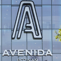 Logo Avenidy: A na fasadzie Galerii