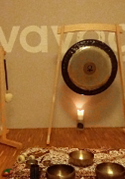 Baner wydarzenia: Misy i gongi ustawione na podłodze i dwa powieszone na stojakch.: