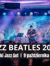 Trzech muzyków występujących na scenie. Na pierwszym planie rozmazana publiczność. W tle, za muzykami grafika kosmosu. Nad nimi reflektory. Szczegółowe informacje na temat wydarzenia zawarte w treści artykułu.