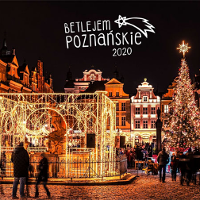 Stary Rynek świątecznie udekorowany. Po prawej choinka, na górze napis "Betlejem Poznańskie 2020".