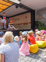 dzieci oglądają spektakl