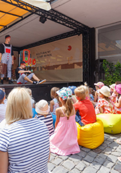 dzieci oglądają spektakl